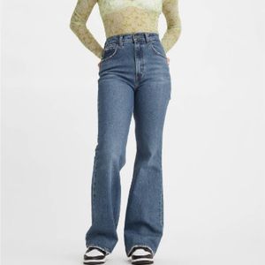 NWOT Levi’s 70s flare size 27